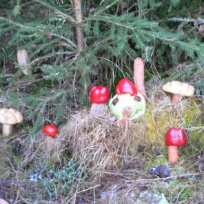 Zdobení vánočního stromečku pro zvířátka